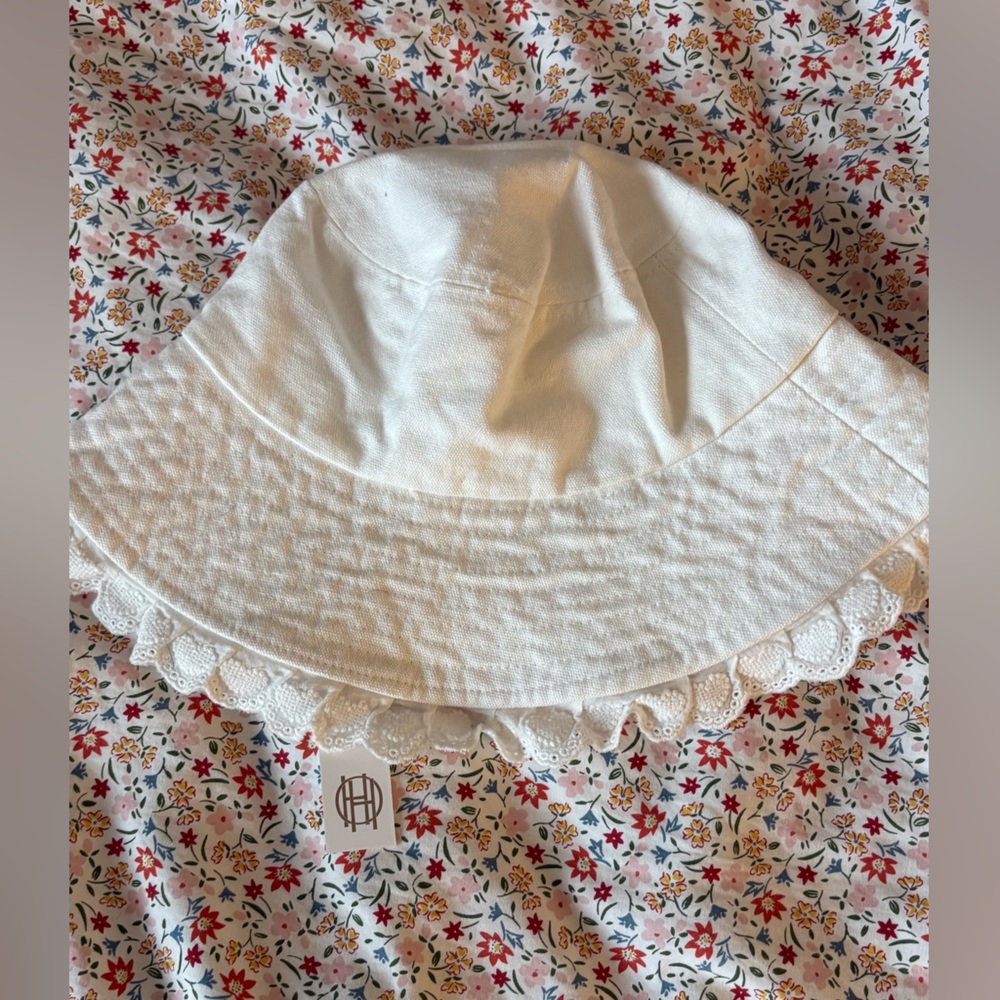 House of Harlow 1960 White Floral Lace-Trim Bucket Hat